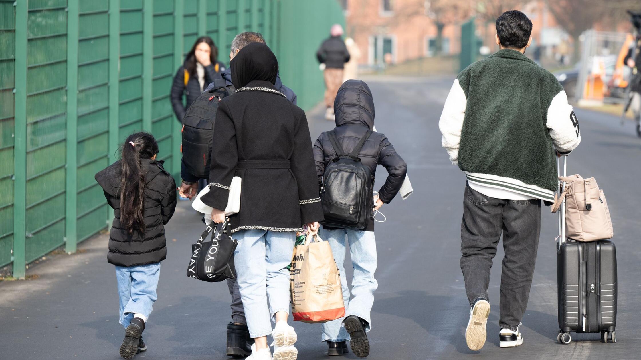 OECD Report: European Migration Drops 8% While US Sees 20% Increase