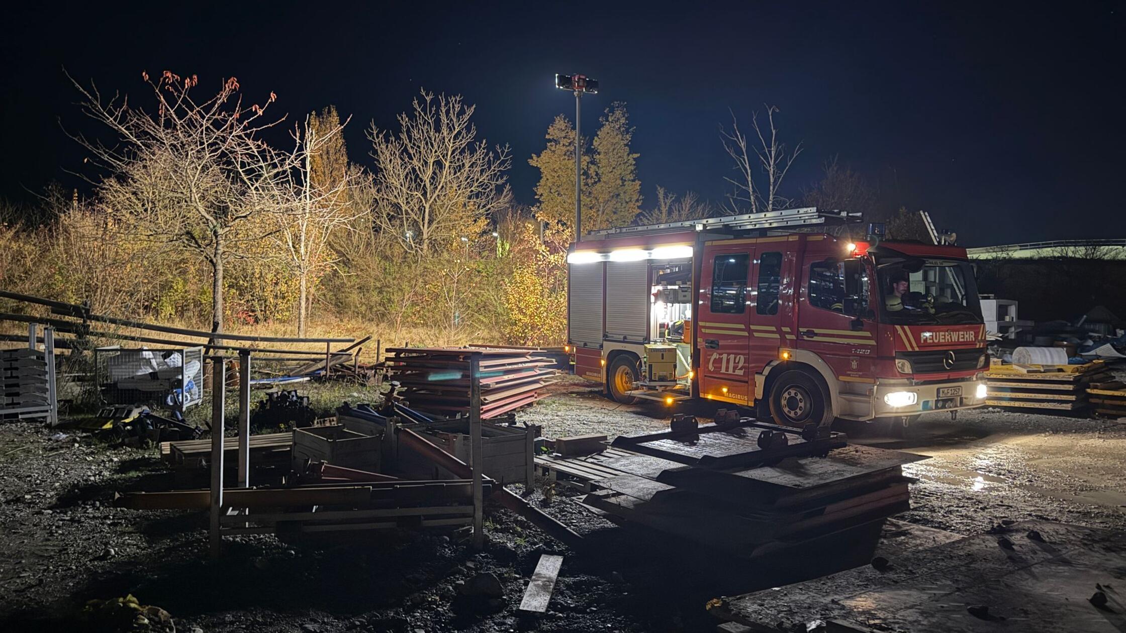 Obdachlosenlager in Bayern in Flammen: Feuerwehr findet tote Frau - Mordkommission ermittelt
