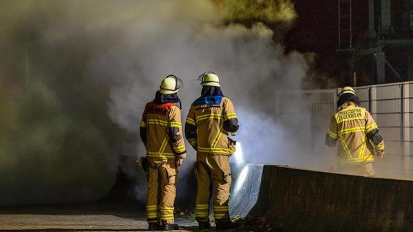 Zu einem größeren Einsatz von Feuerwehr, Polizei u