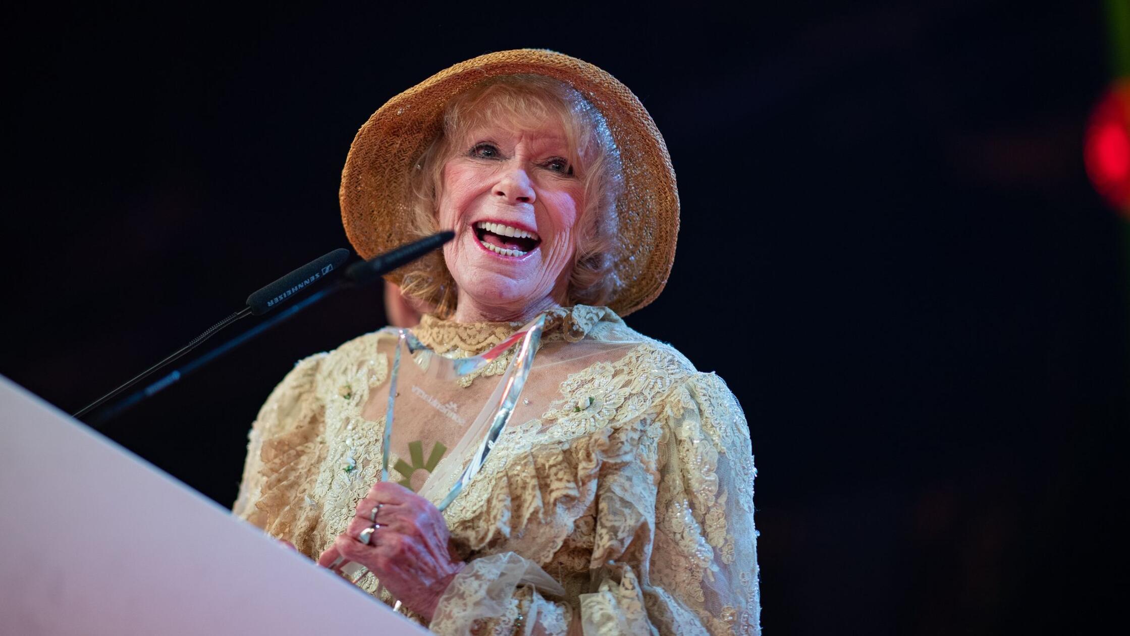 Täglich zwei Croissants - Elke Sommer wird 85