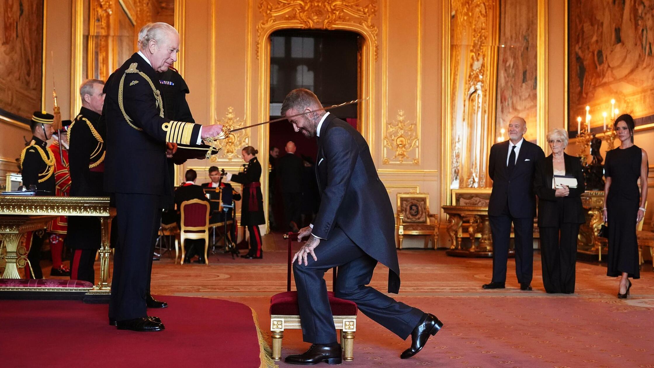 König ehrt Beckham im Schloss: Erhebt Euch, Sir David!