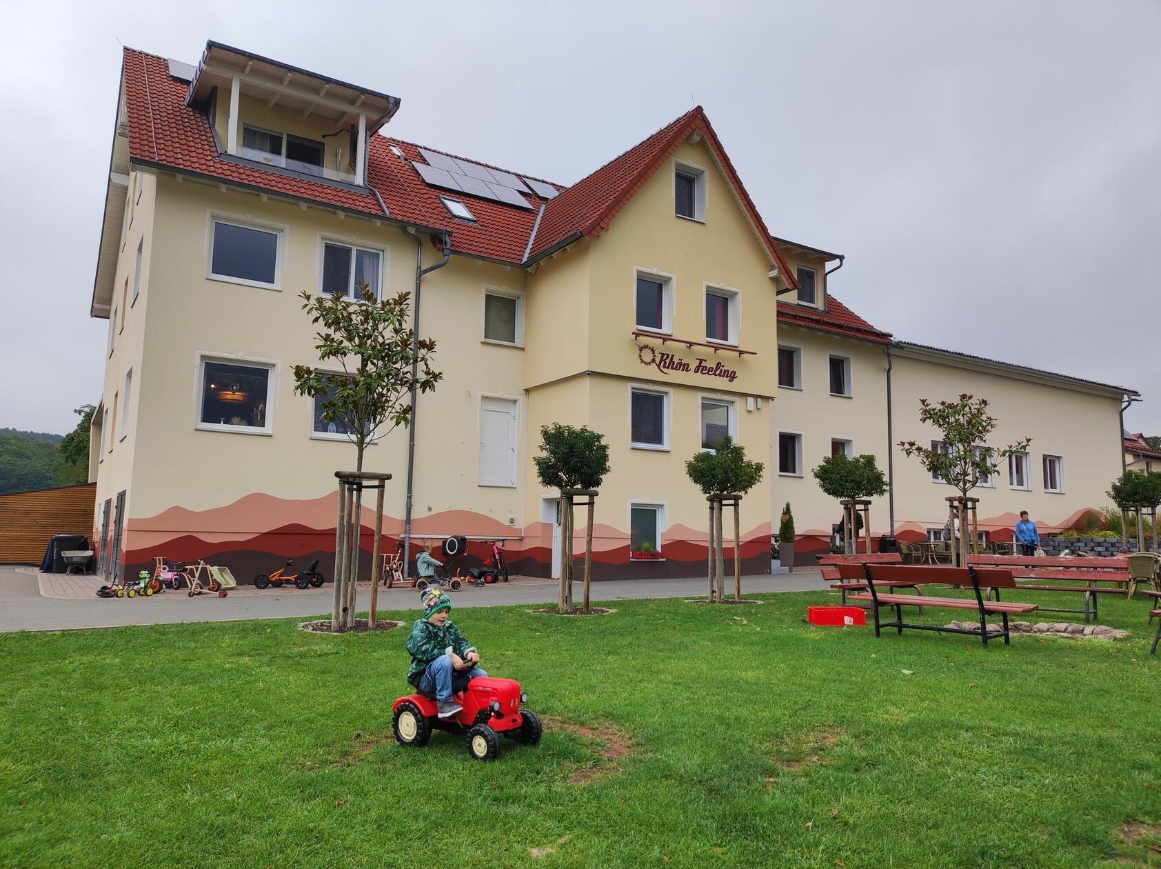 Aus einer ehemaligen Jugendherberge hat die Familie Heidinger in Bernshausen (Thüringen) ein Paradies für Familien erschaffen: Seit zwei Jahren ist das "Rhön Feeling" Mitglied in der Familotel-Gruppe. Diese ist für Hotels bekannt, die sich auf die Bedürfnisse von Familien mit Kindern spezialisiert haben.