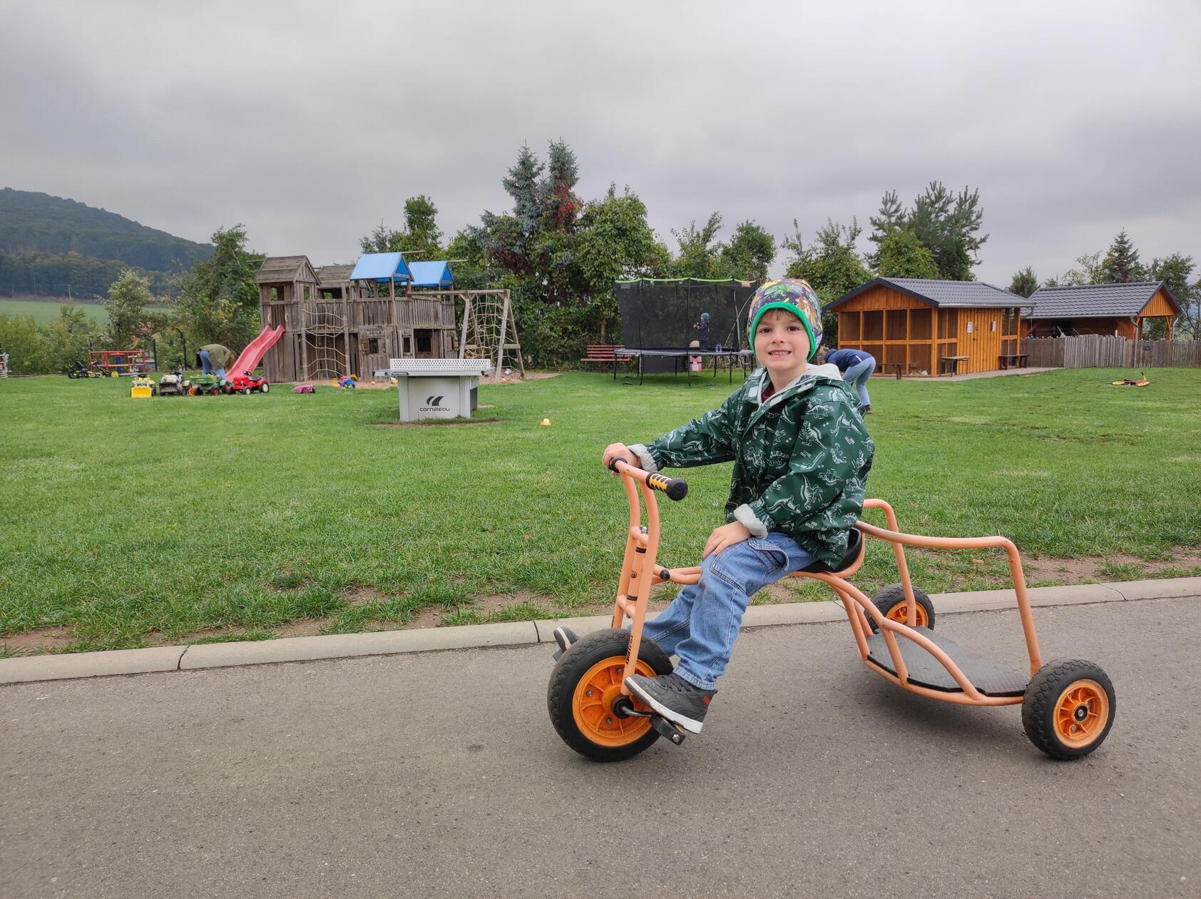 Auf dem großzügigen Hotelgelände stehen den Kindern verschiedene Spielgeräte zur Verfügung: vom Dreirad, über ein Spielgerüst bis zu Trampolinen.