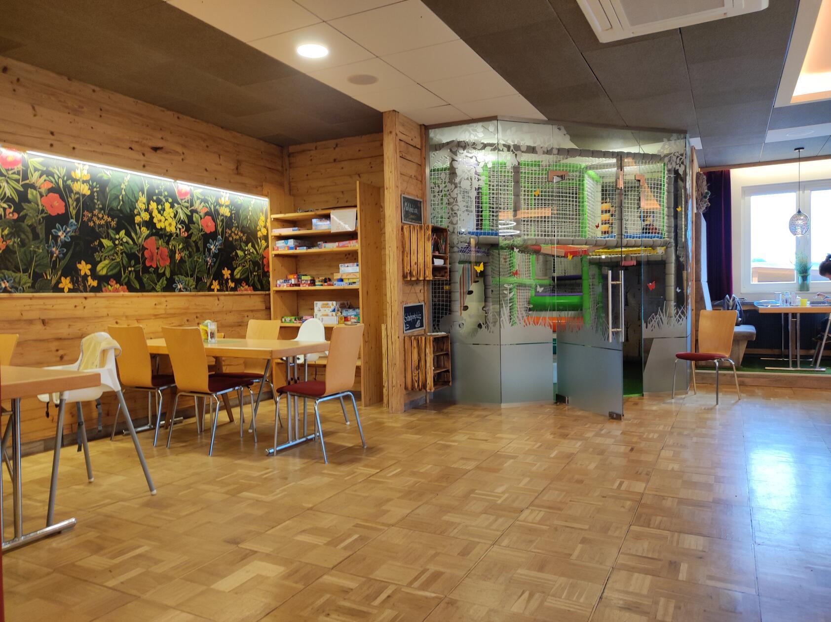 Im Speisesaal können sich die Kinder nach dem Essen auf dem Klettergerüst verausgaben.