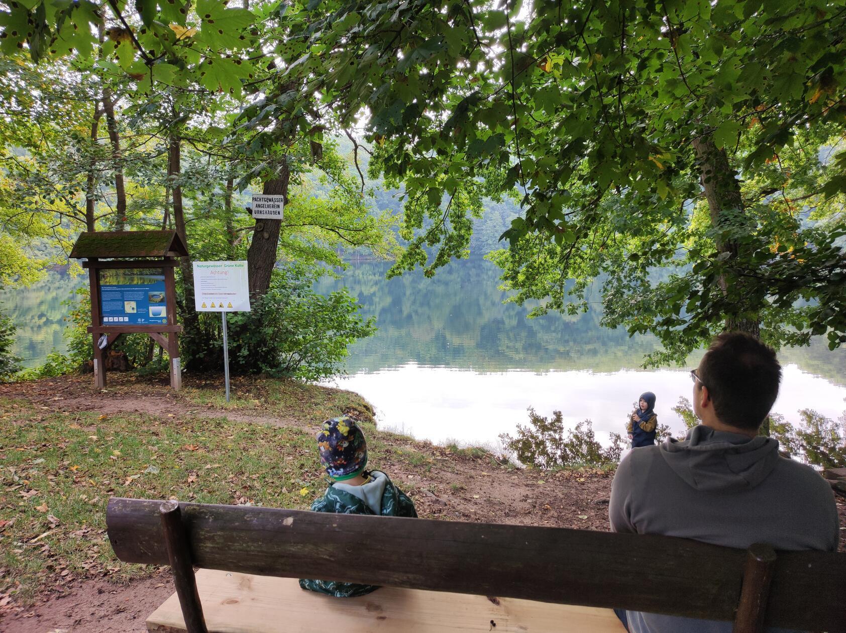 Eine kurze Wanderung führt zur Bernshauser Kutte. Der "Einbruchtrichtersee" ist bis zu 45 Meter tief und befindet sich in einem Naturschutzgebiet. Das Baden ist verboten. Dafür gibt es in der Nähe den Schönsee.