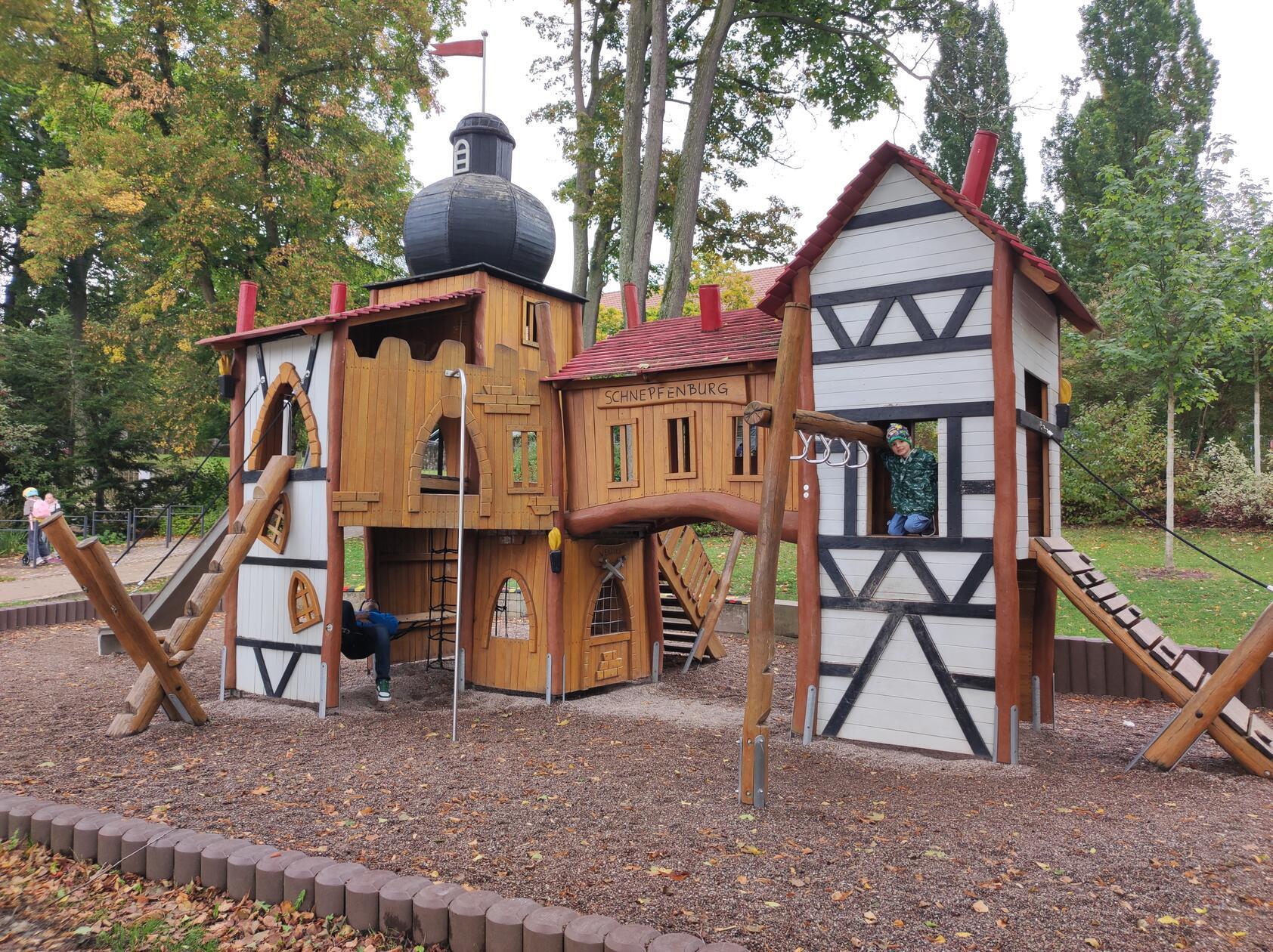 Dort befindet sich auch ein schöner Kinderspielplatz.