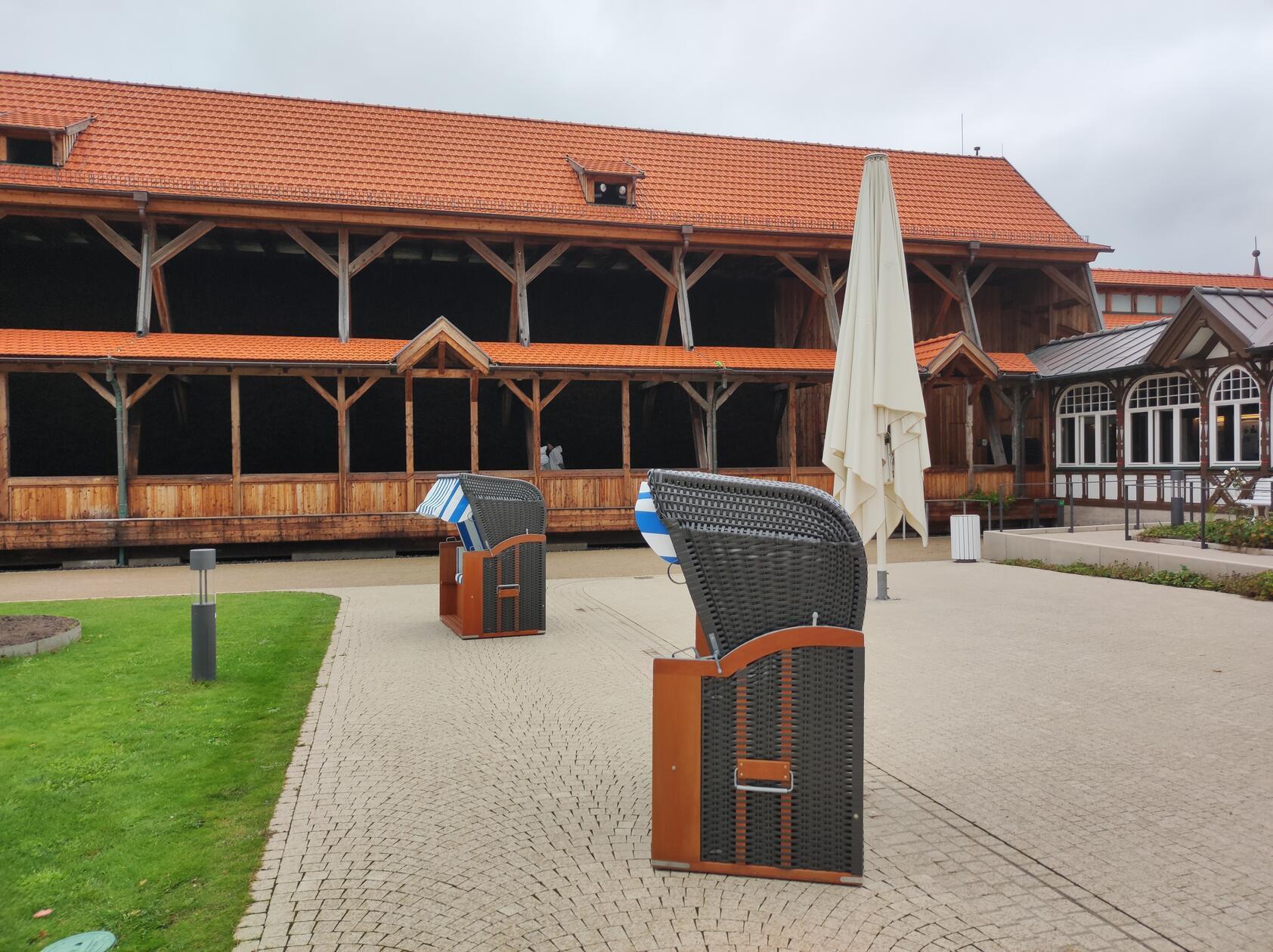 Bad Salzungen wird auch von Kurgästen besucht, die im Gradierwerk Sole inhalieren. Neben dem imposanten Bauwerk befindet sich ein Sole-Bad.