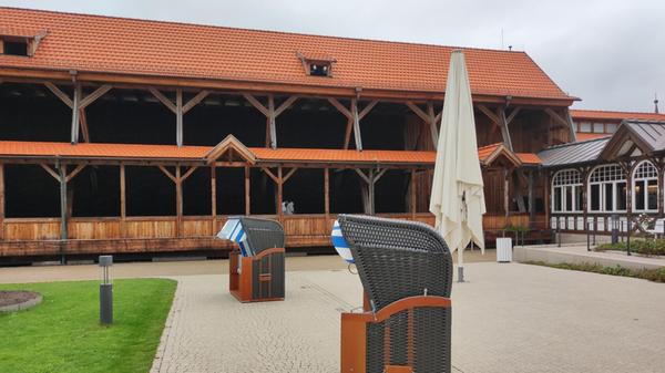 Bad Salzungen wird auch von Kurgästen besucht, die im Gradierwerk Sole inhalieren. Neben dem imposanten Bauwerk befindet sich ein Sole-Bad.