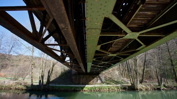 Blick unter eine Eisenbahn-Stahlbrücke in Artelsho