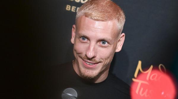 Comedian Lobrecht präsentiert Wachsfigur bei Madam