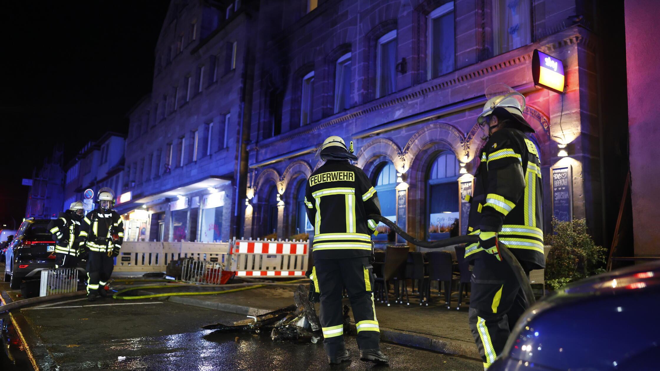 Moški v Fürthu skočil iz okna gorečega stanovanja in se hudo poškodoval