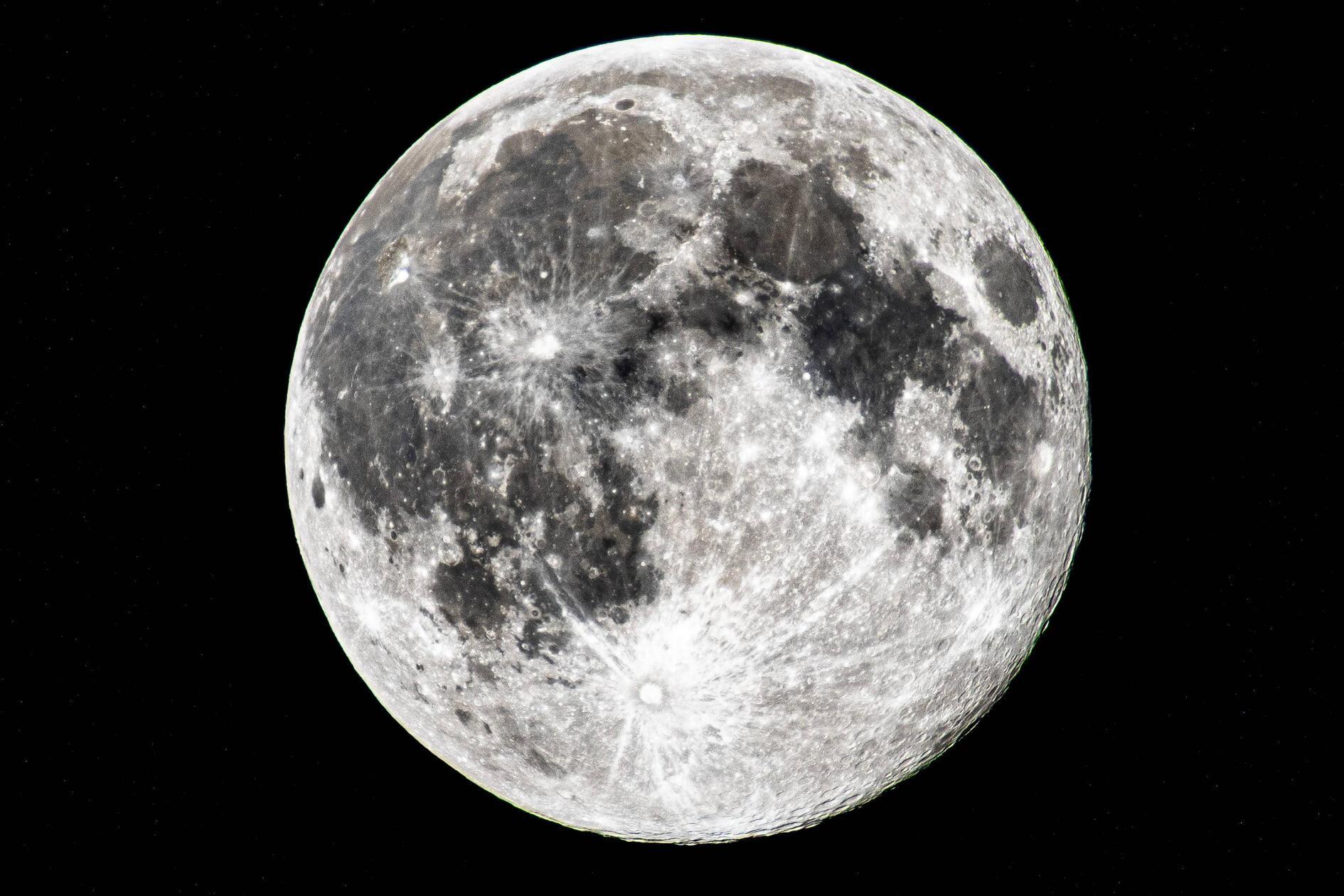 Ein Supermond erscheint am Himmel besonders groß. Das liegt an der Entfernung. In diesem Fall betrug sie um 23.16 Uhr nur rund 356.400 Kilometer, wie Carolin Liefke von der Vereinigung der Sternfreunde mit Sitz im hessischen Bensheim im Vorfeld des Himmelsereignisses erläuterte.