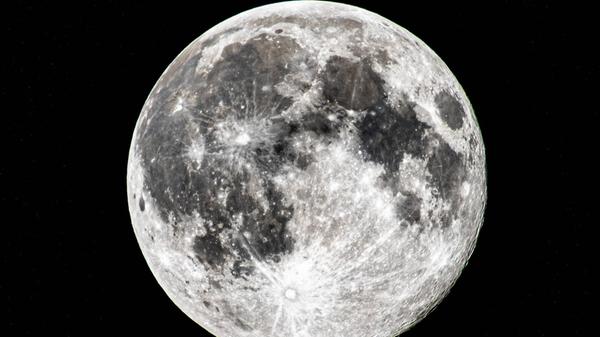 Ein Supermond erscheint am Himmel besonders groß. Das liegt an der Entfernung. In diesem Fall betrug sie um 23.16 Uhr nur rund 356.400 Kilometer, wie Carolin Liefke von der Vereinigung der Sternfreunde mit Sitz im hessischen Bensheim im Vorfeld des Himmelsereignisses erläuterte.