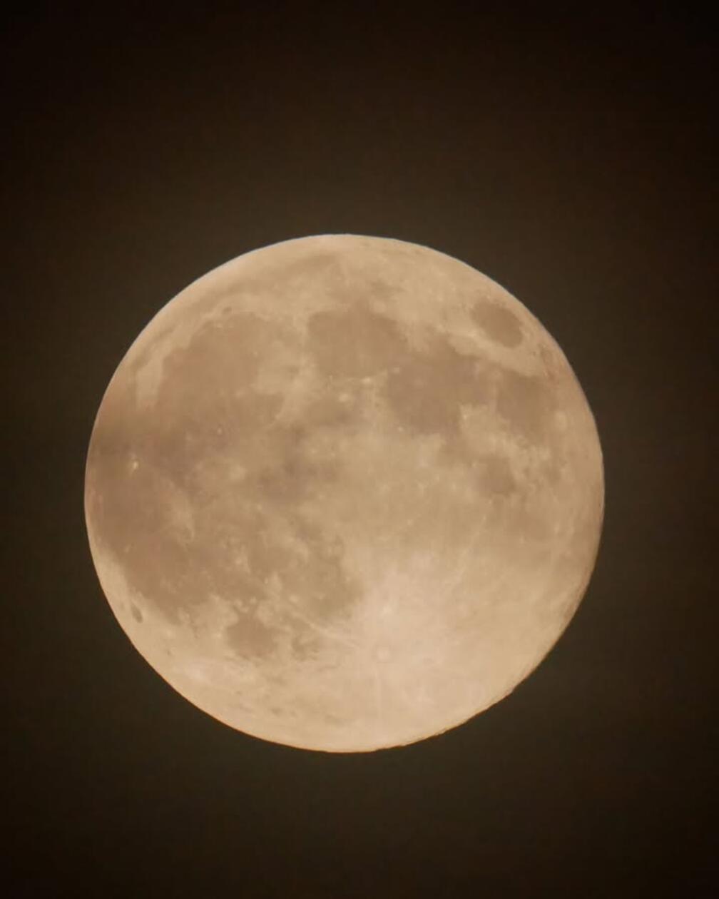 Der Supermond gegen 17.20 Uhr aufgenommen aus dem Nürnberger Stadtteil Thon.