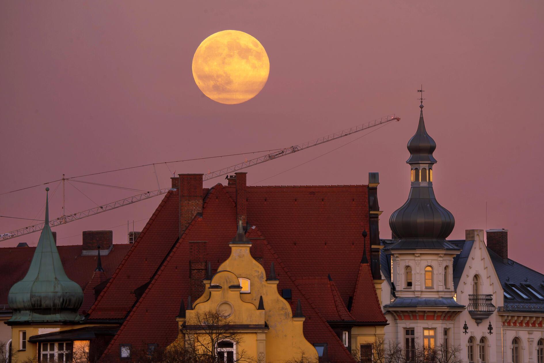 Supermond über München: der Vollmond geht über der Theresienwiese auf.