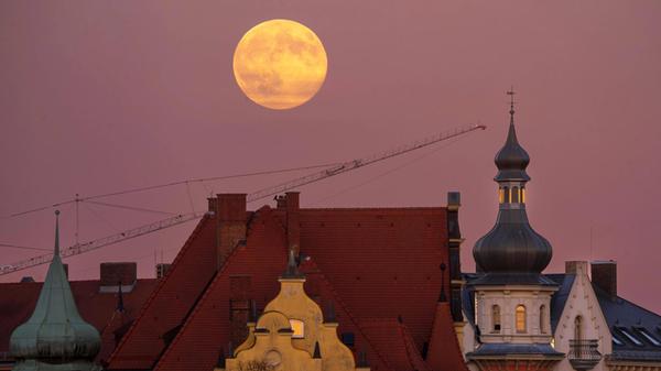 Supermond über München: der Vollmond geht über der Theresienwiese auf.
