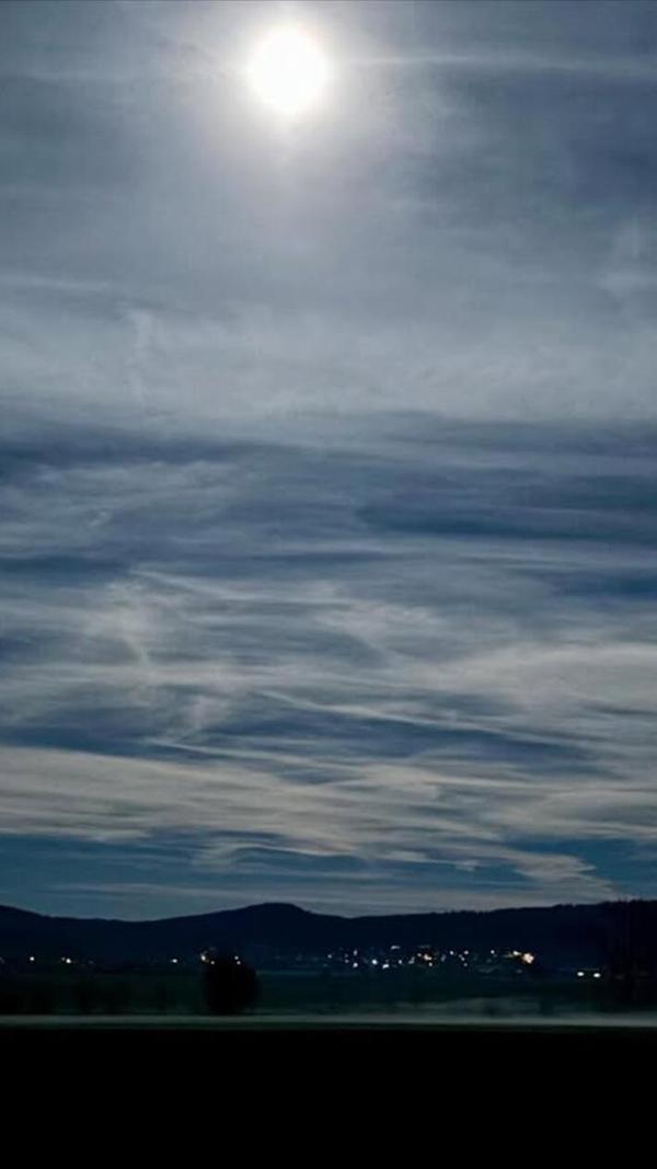 Auch in Unterfranken, wie hier in Hofheim, war der Supermond gut zu bestaunen. Nur an der Nordsee- und Ostseeküste sei die Bewölkung für eine freie Sicht zu dicht gewesen, berichtete der Deutsche Wetterdienst.