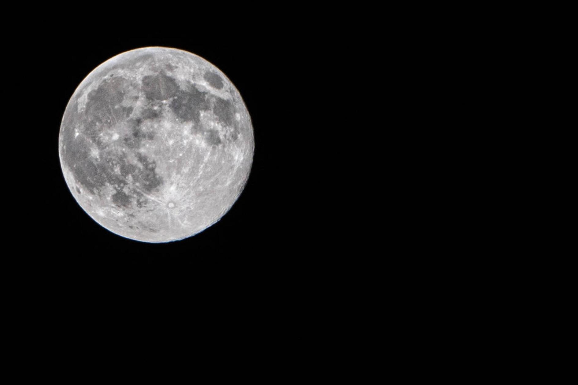 Der Supermond in Hawangen, einer Gemeinde im schwäbischen Landkreis Unterallgäu.