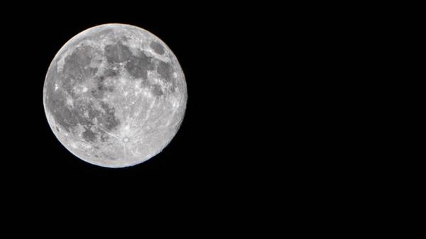 Der Supermond in Hawangen, einer Gemeinde im schwäbischen Landkreis Unterallgäu.