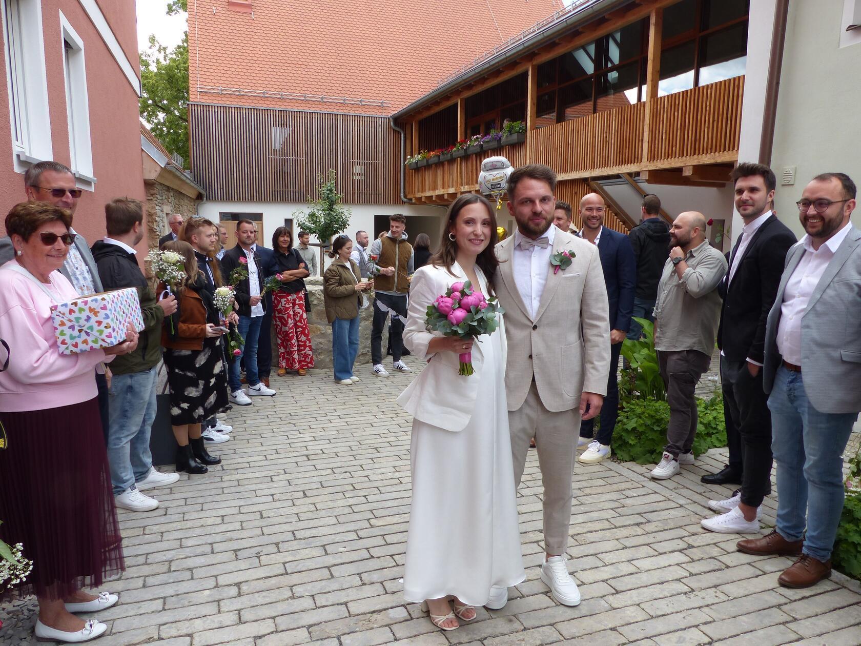 Auf dem Neumarkter Volksfest im August vor zwei Jahren liefen sich Nicole Gerner aus Möning und Philipp Kunze aus Pölling das erste Mal über den Weg. Aus anfänglicher Sympathie wurde die große Liebe, die beide nun mit dem Eheversprechen im Trauungssaal im Stadlmann-Anwesen in Freystadt besiegelten. Zweiter Bürgermeister Johann Kerl traute die Liebenden im Beisein der Familien.Im Anschluss stieß die Hochzeitsgesellschaft mit einem Glas Sekt auf das junge Glück an. Gefeiert wurde im Familienkreis in Möning, wo die 28-jährige Fachlehrerin und der 32-jährige Polizist auch wohnen. Das nächste freudige Ereignis steht schon ins Haus: Im September kommt ihr gemeinsames Kind zur Welt.