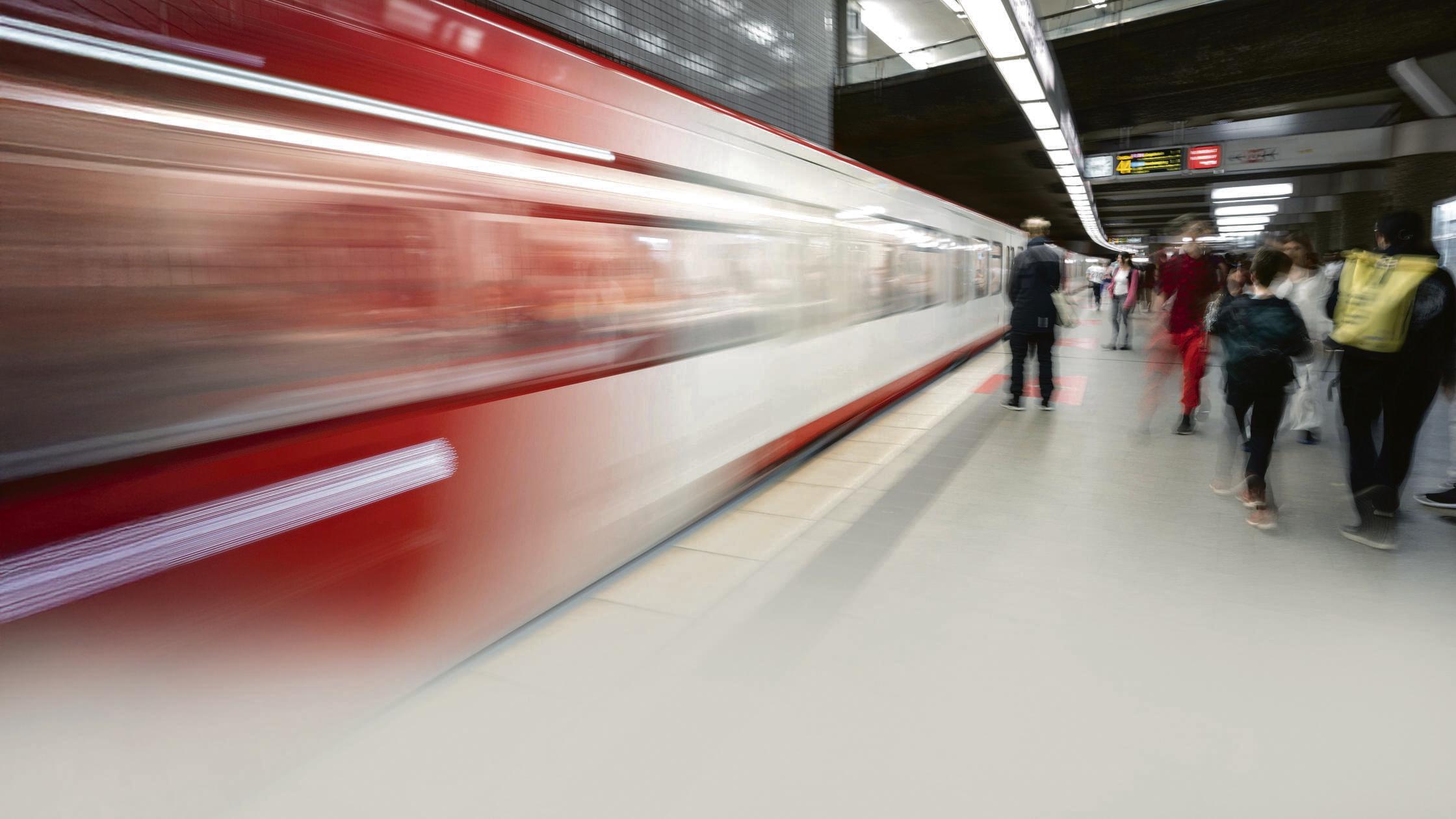 Tragischer Unfall am Hauptbahnhof Nürnberg: Mann wird von einfahrender U-Bahn erfasst - Lebensgefahr
