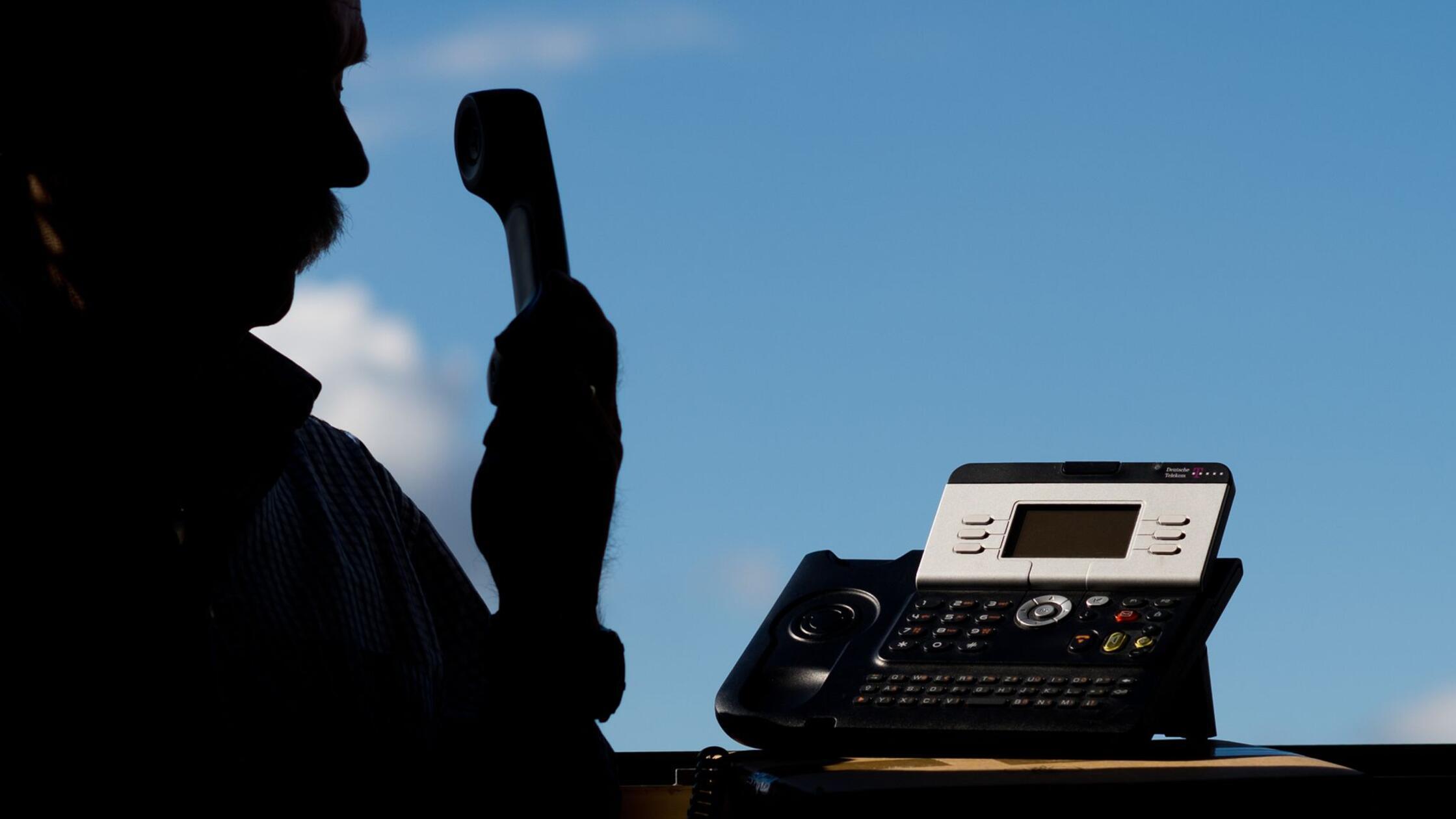 Lažni policist pretepel in oropal starejše občane po telefonski prevari