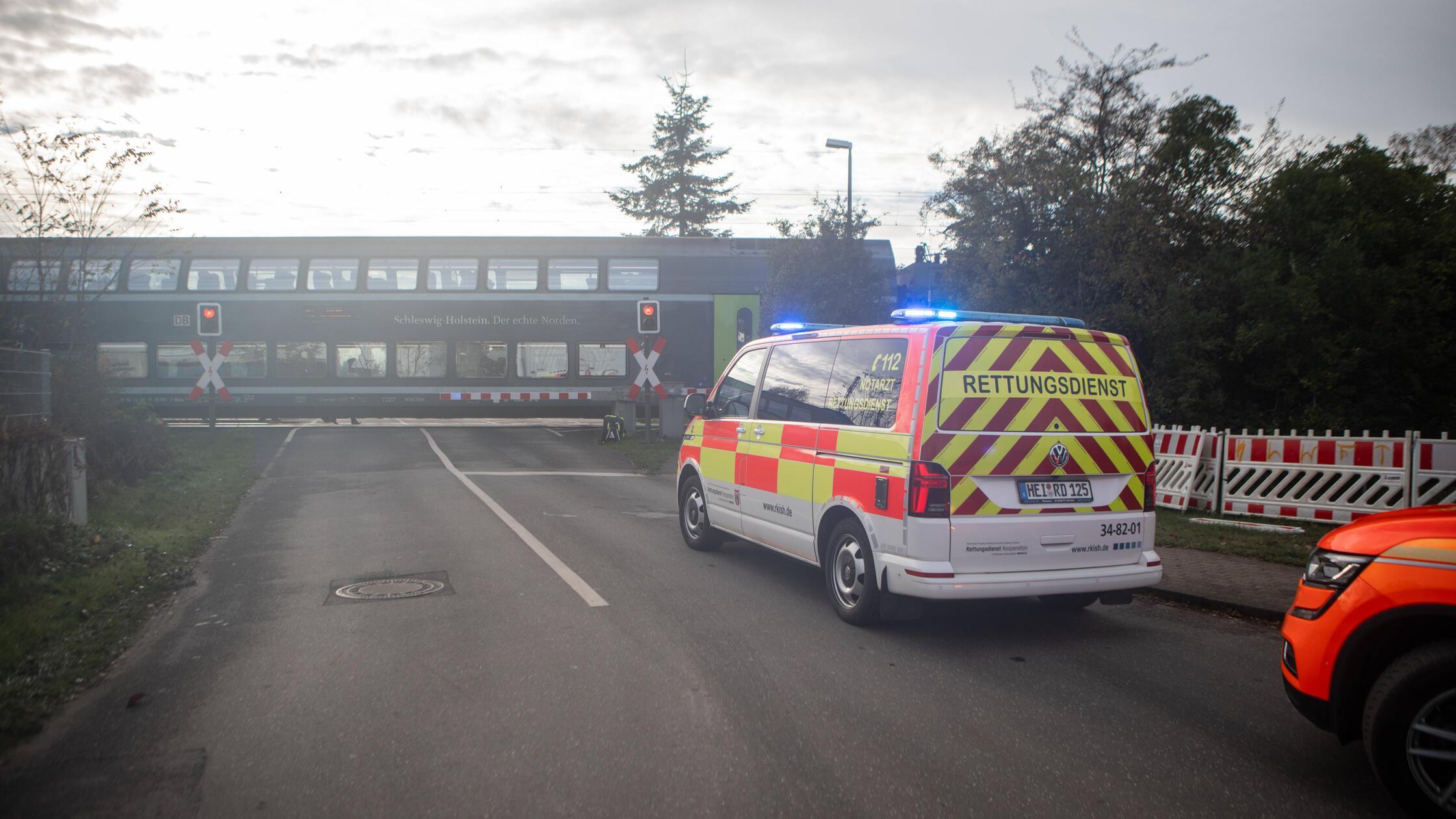 Noch ist vieles unklar: Zug stößt mit Müllauto in Bayern zusammen - Zwei Verletzte