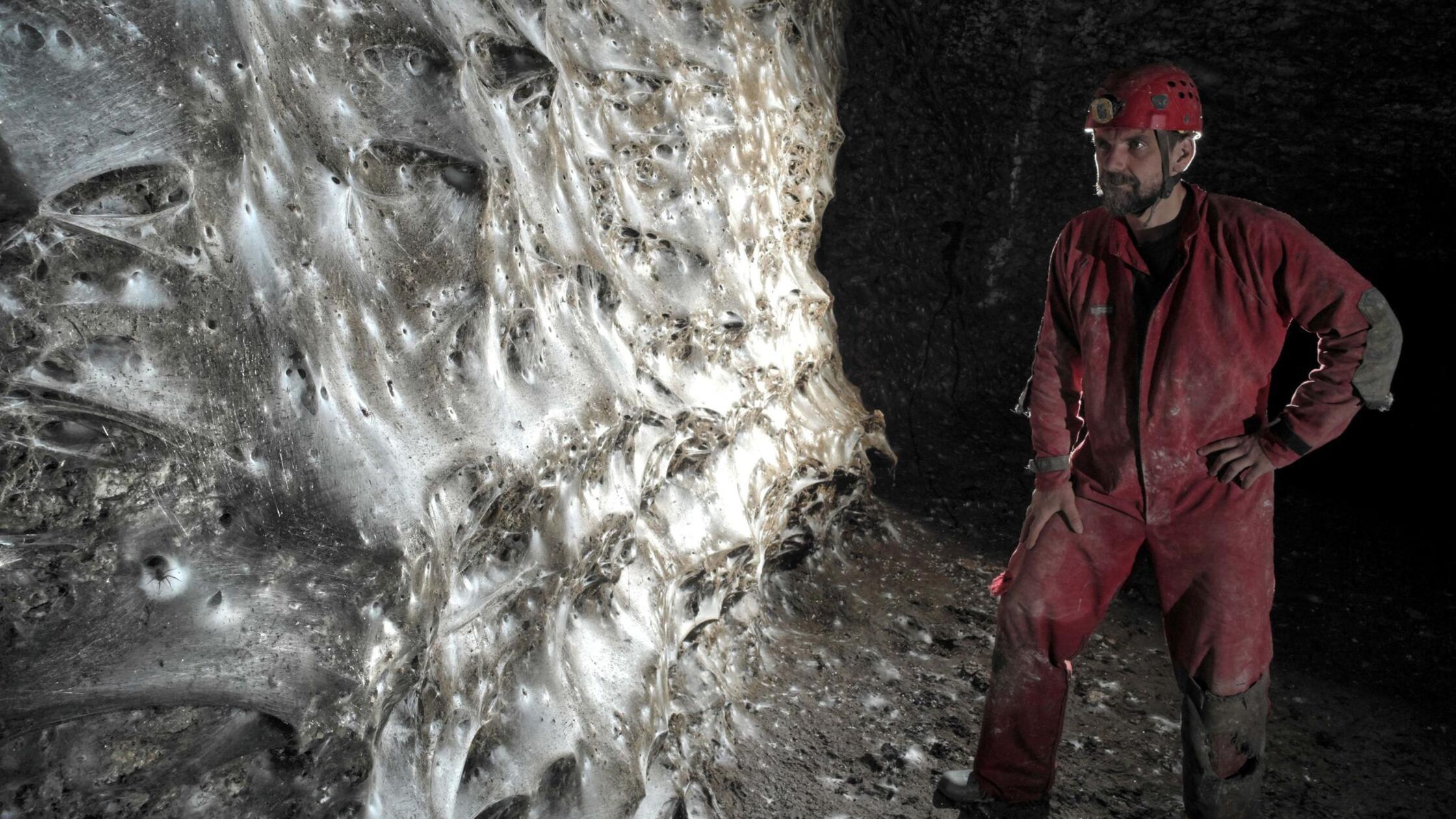 Griechenland: Gewaltiges Spinnennetz in Höhle entdeckt
