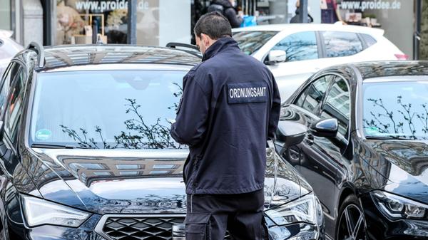 Düsseldorf 14.04.2021 Königsallee Falschparker O