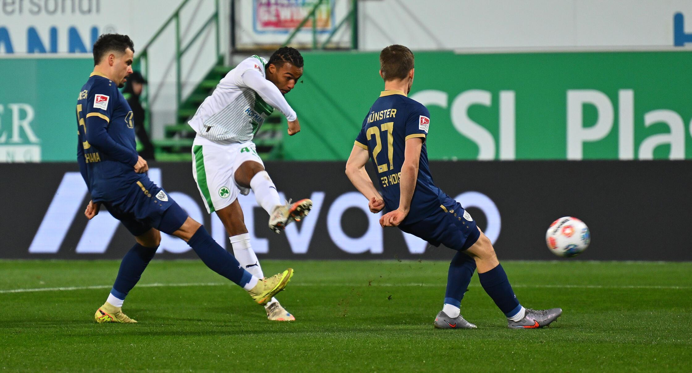 Die Fürther beginnen forsch und verzeichnen bereits nach vier Minuten die erste gute Chance des Spiels, Abrangao zielt nach einer Umschaltsituation knapp vorbei.