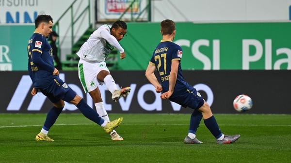 Die Fürther beginnen forsch und verzeichnen bereits nach vier Minuten die erste gute Chance des Spiels, Abrangao zielt nach einer Umschaltsituation knapp vorbei.