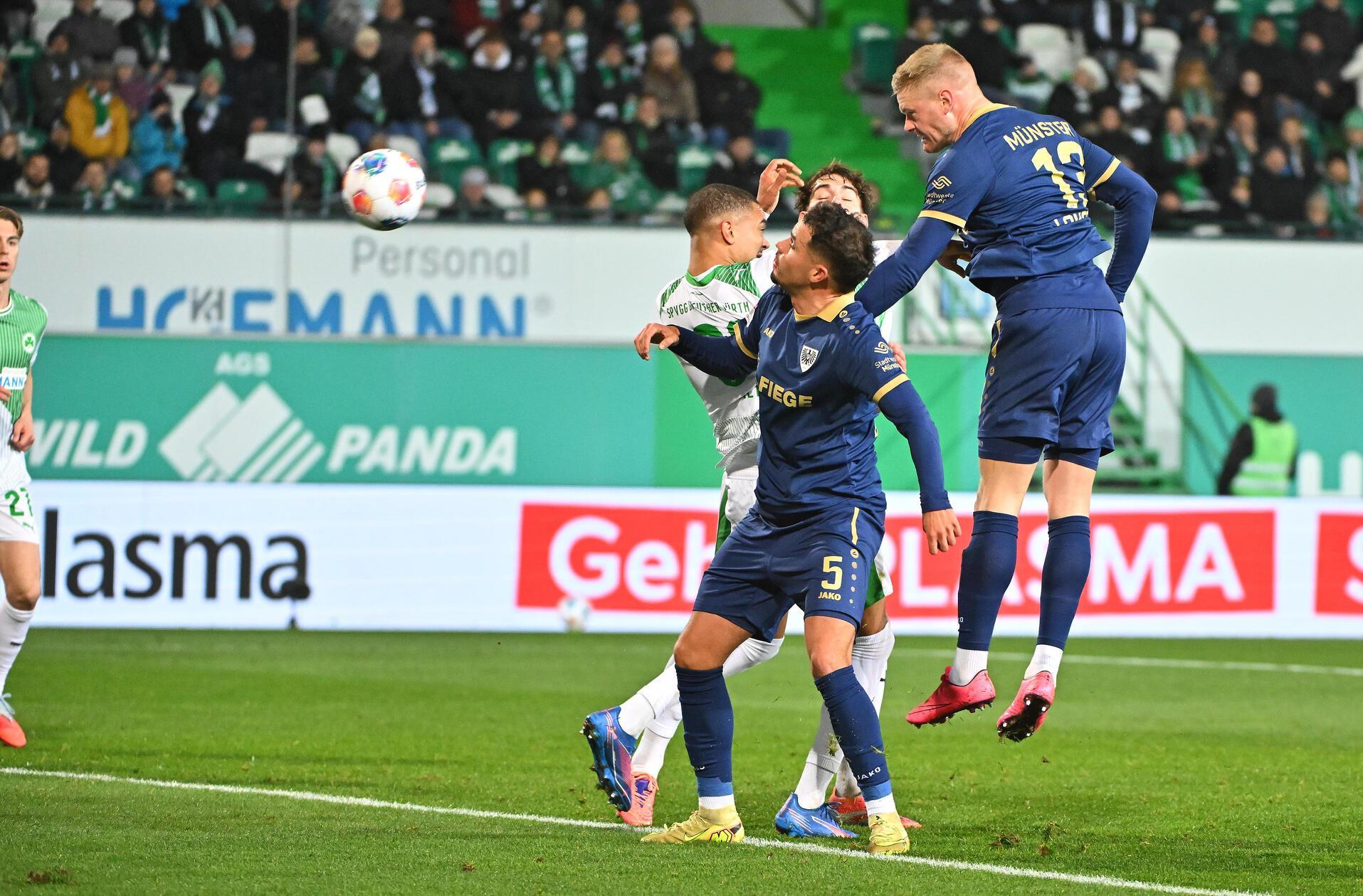 Lokotsch nähert sich nach 13 Minuten das erste Mal für die Gäste an, doch Prüfrock pariert sicher.