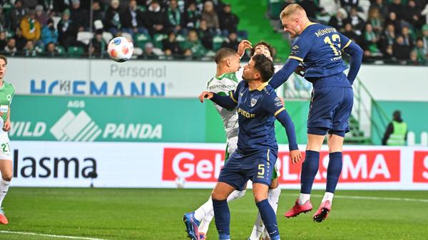 Lokotsch nähert sich nach 13 Minuten das erste Mal für die Gäste an, doch Prüfrock pariert sicher.