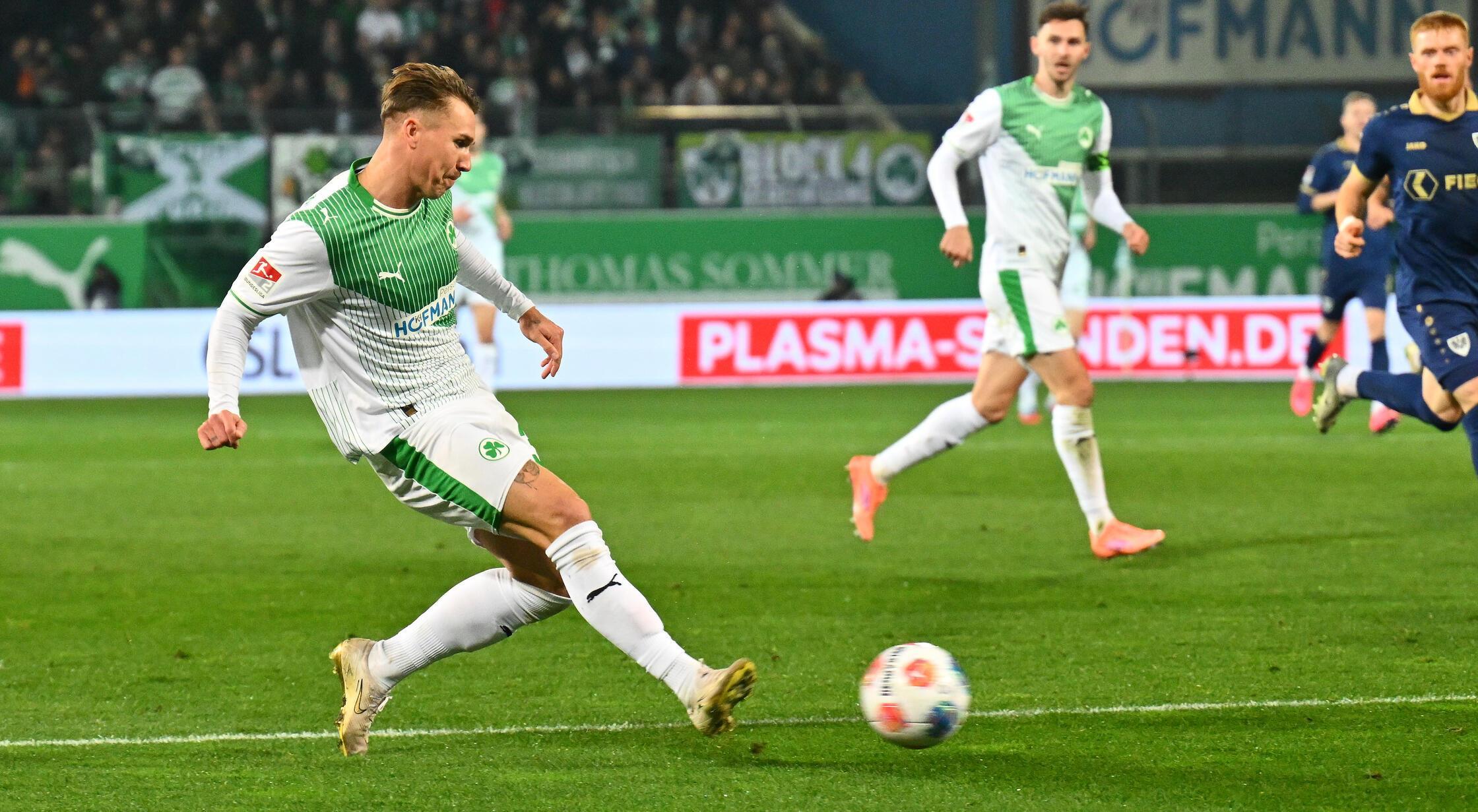 In der 28. Minute erobert Futkeu den Ball nach einem Fehlpass im Mittelfeld. Über Hrgota gelangt die Kugel zu Klaus, der scharf nach innen gibt...