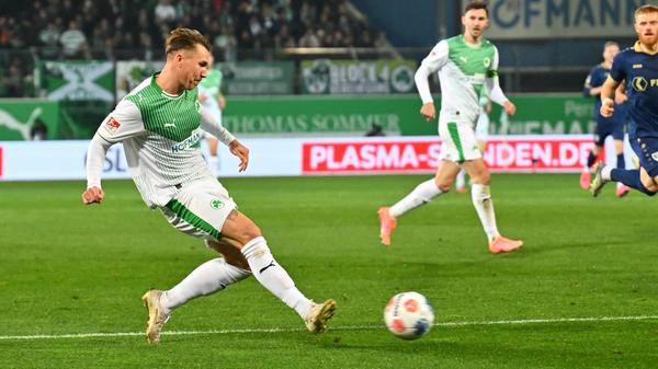 In der 28. Minute erobert Futkeu den Ball nach einem Fehlpass im Mittelfeld. Über Hrgota gelangt die Kugel zu Klaus, der scharf nach innen gibt...