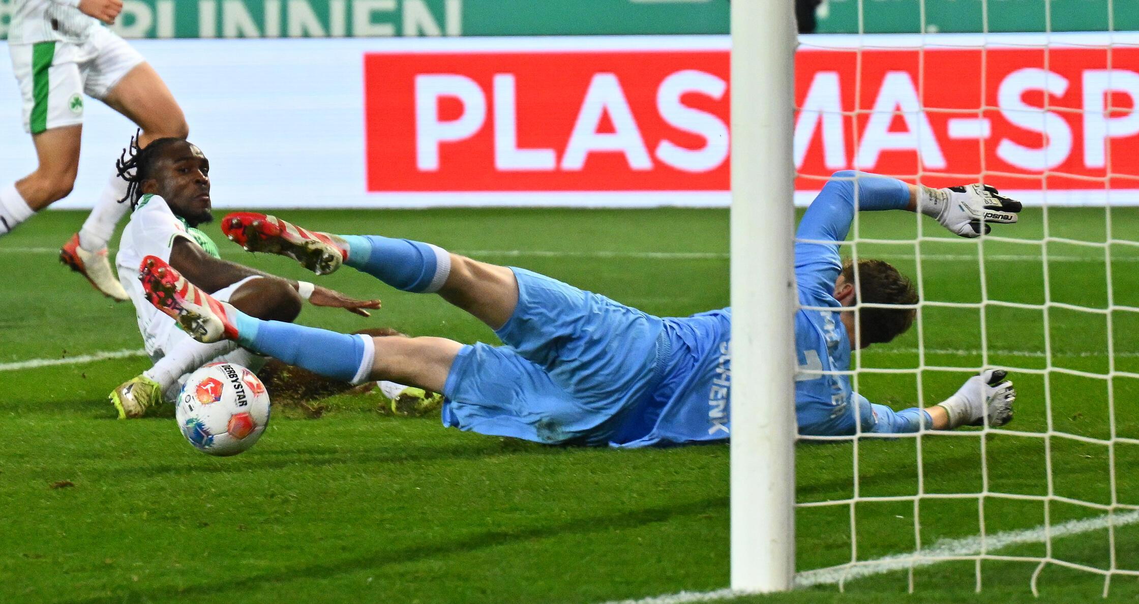 ...dort grätscht der eingelaufene Futkeu den Ball zum vermeintlichen 1:0 in die Maschen.