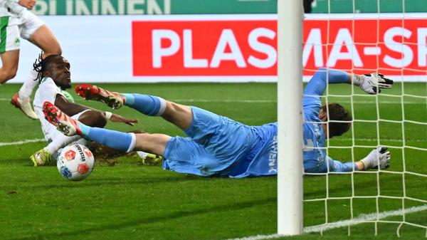 ...dort grätscht der eingelaufene Futkeu den Ball zum vermeintlichen 1:0 in die Maschen.