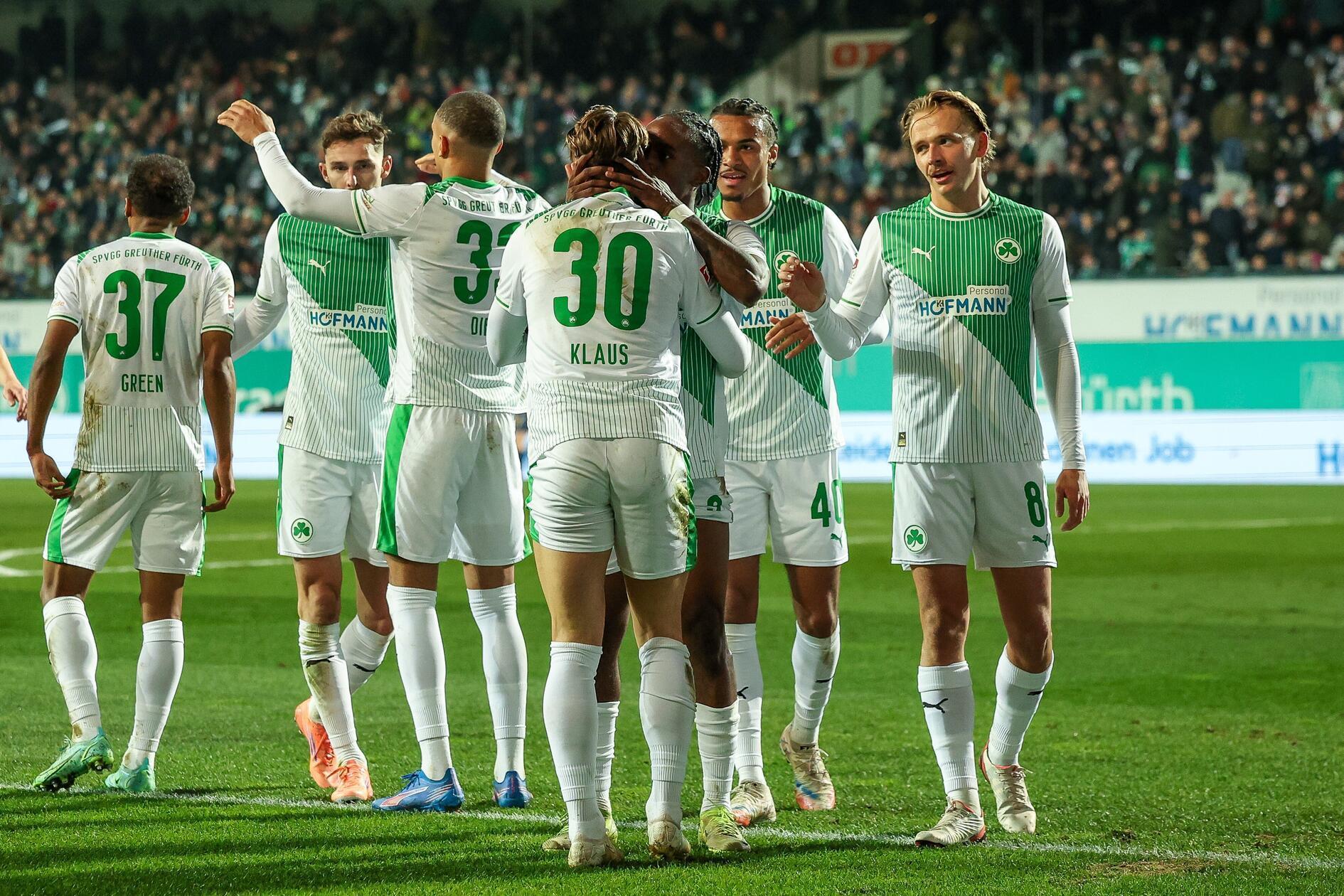 Die Fürther jubeln ausgiebig...