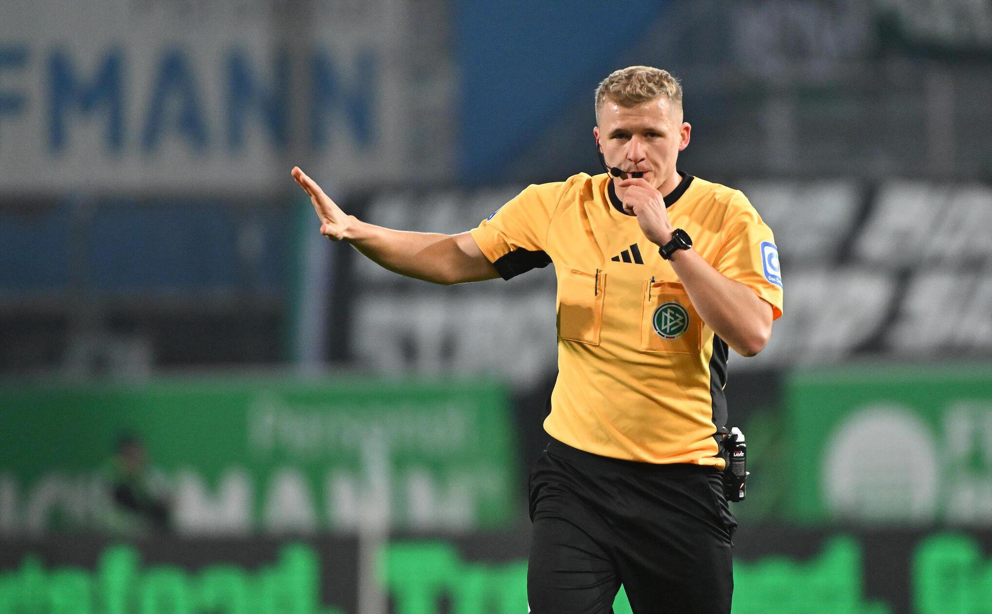 ...doch dann meldet sich der VAR. Futkeu ist knapp im Abseits gestanden, Schiedsrichter Gansloweit nimmt den Treffer zurück.