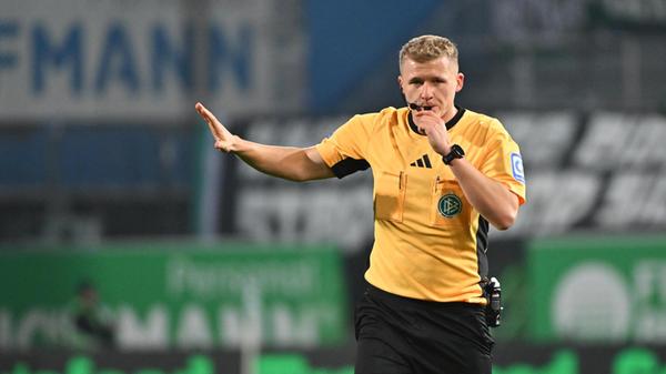 ...doch dann meldet sich der VAR. Futkeu ist knapp im Abseits gestanden, Schiedsrichter Gansloweit nimmt den Treffer zurück.