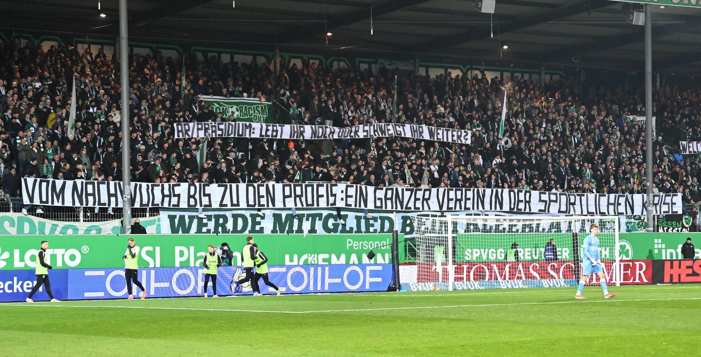 Nach dem Seitenwechsel richten die Fans auf der Nordtribüne kritische Worte an den Vereinsvorstand: "Vom Nachwuchs bis zu den Profis: Ein ganzer Verein in der sportlichen Krise" ist auf einem Banner zu lesen.