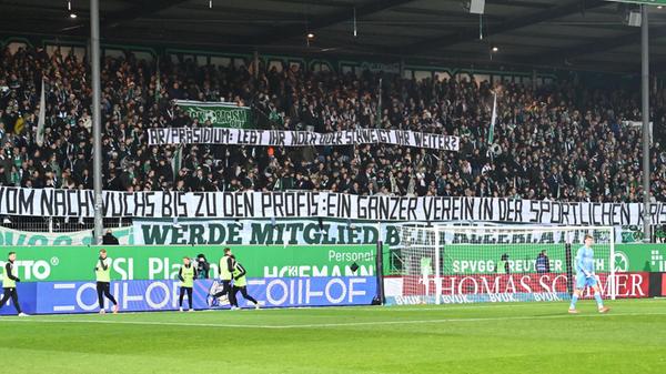 Nach dem Seitenwechsel richten die Fans auf der Nordtribüne kritische Worte an den Vereinsvorstand: "Vom Nachwuchs bis zu den Profis: Ein ganzer Verein in der sportlichen Krise" ist auf einem Banner zu lesen.