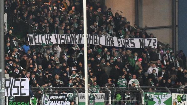 "Welche Visionen habt ihr fürs NLZ (Nachwuchsleistungszentrum)?" Die Anhänger machen ihrem Unmut über die Entwicklung der vergangenen Monate Luft.