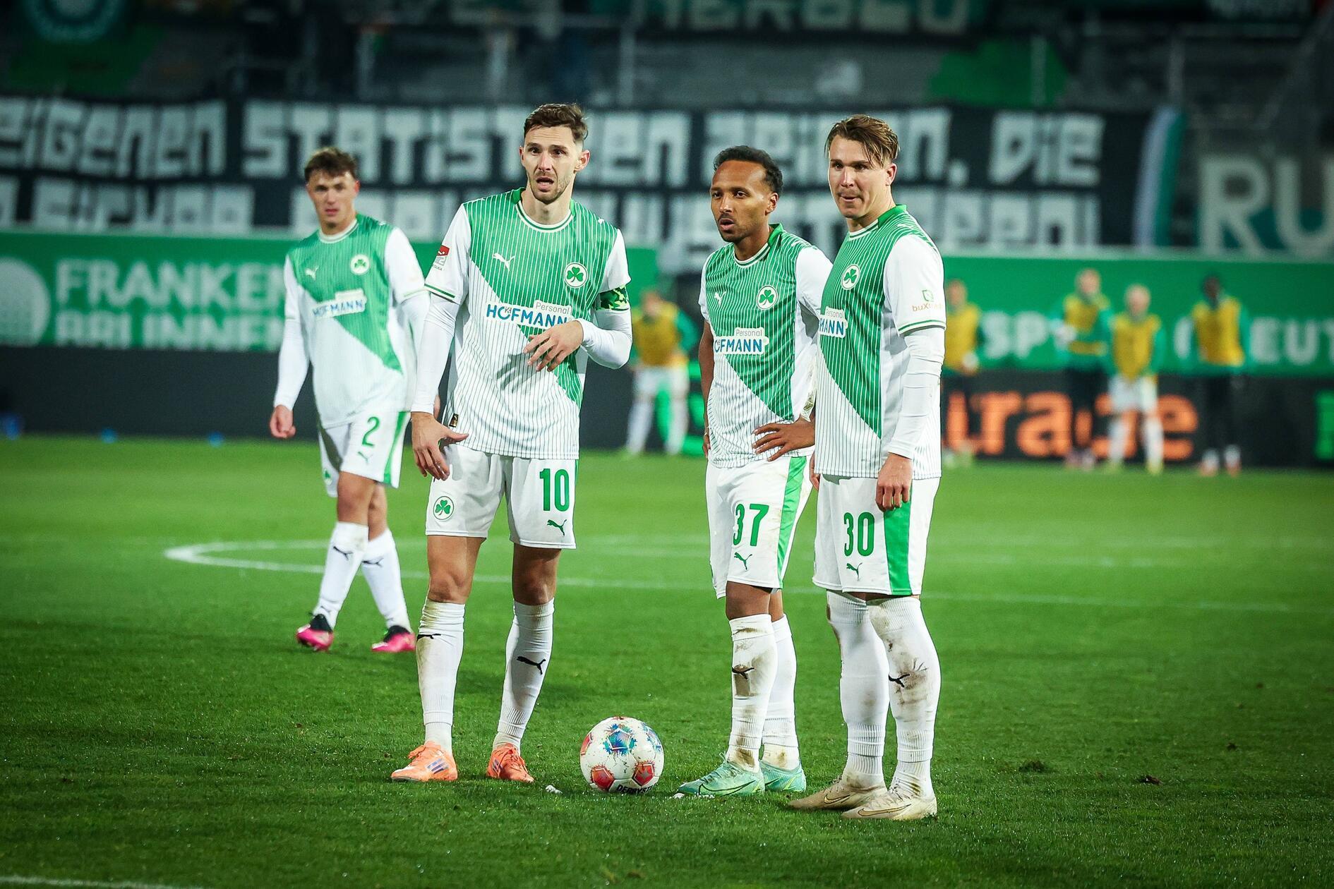 Auf dem Rasen braucht das Kleeblatt etwas, um sich im zweiten Durchgang anzumelden. Nach 52 Minuten tritt Julian Green aus gut 20 Metern zentraler Position zum Freistoß an. Der Schuss kommt gefährlich, zieht aber knapp über die Latte und landet auf dem Tordach.