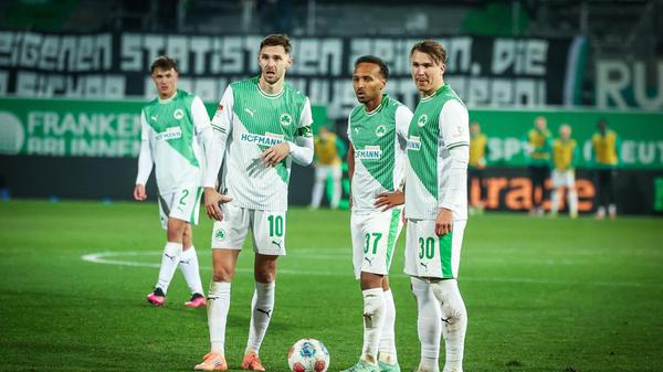 Auf dem Rasen braucht das Kleeblatt etwas, um sich im zweiten Durchgang anzumelden. Nach 52 Minuten tritt Julian Green aus gut 20 Metern zentraler Position zum Freistoß an. Der Schuss kommt gefährlich, zieht aber knapp über die Latte und landet auf dem Tordach.