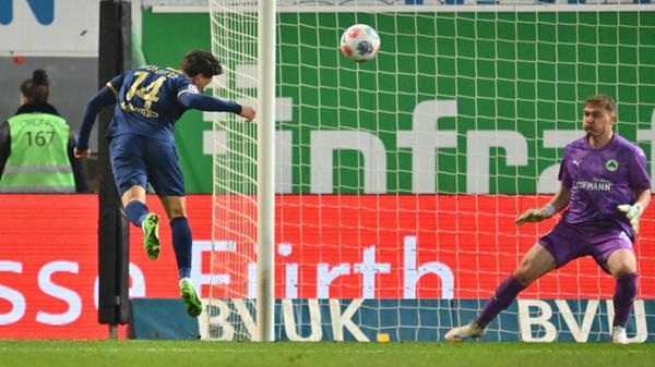 Knapp eine Stunde ist gespielt, da verbuchen die Gäste ihre bis dato beste Chance: Nach einem weiten Einwurf rutscht der Ball zu Makridis durch, der aus bester Position den Ball aber nicht aufs Tor bringt. Reich kann bereinigen.