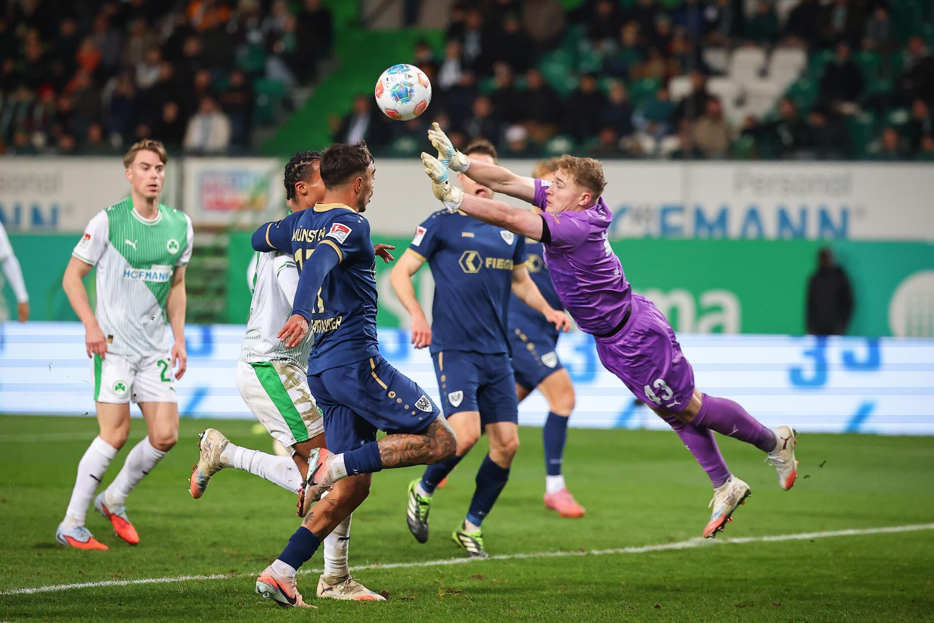 In der Schlussphase drücken die Preußen noch einmal. Prüfrock befördert eine Flanke aus dem Gefahrenbereich.