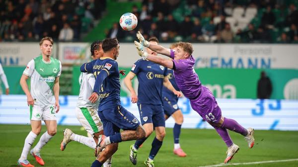 In der Schlussphase drücken die Preußen noch einmal. Prüfrock befördert eine Flanke aus dem Gefahrenbereich.