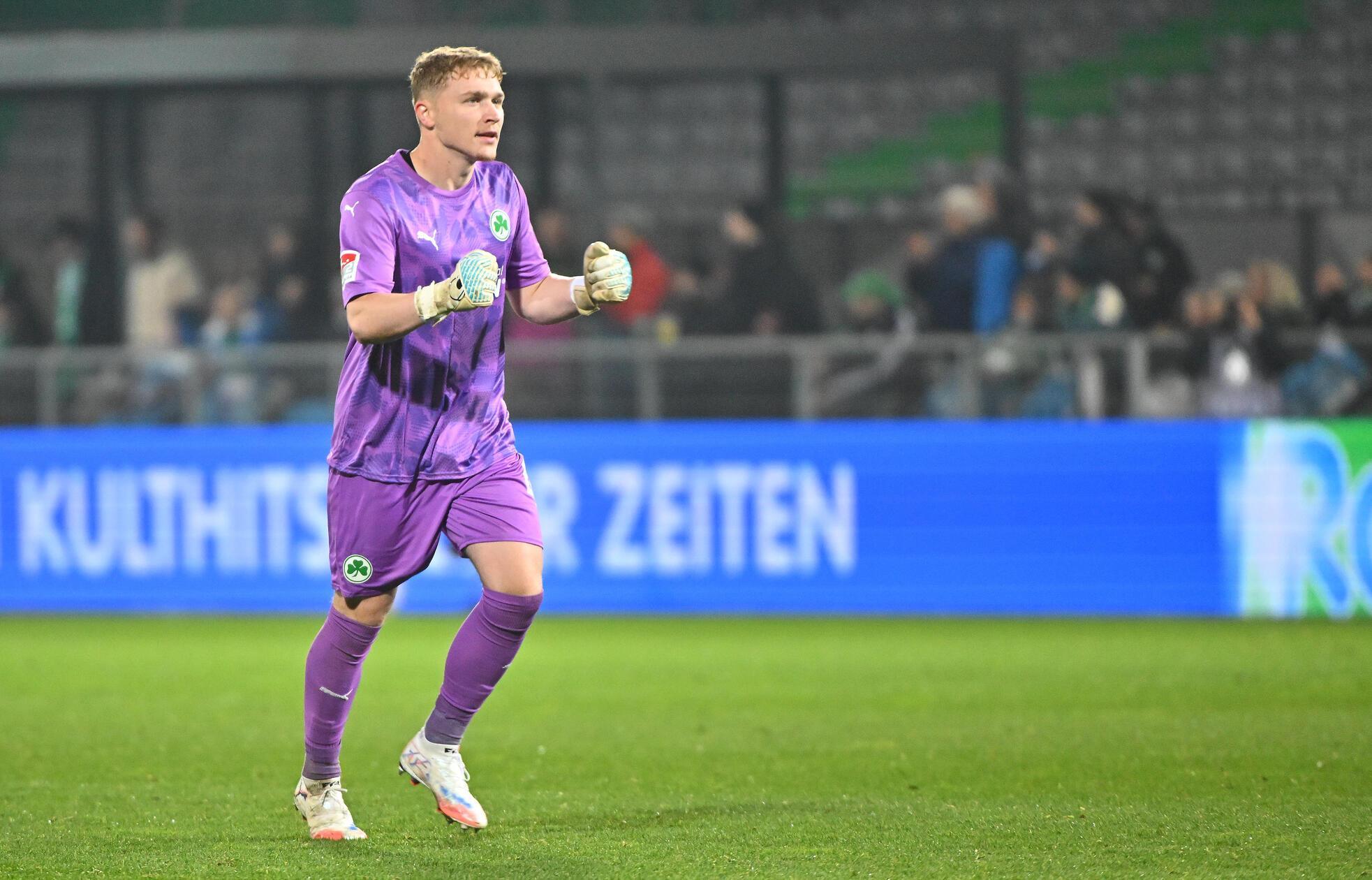 Kurz vor Ende der regulären Spielzeit verhindert der Fürther Schlussmann den Rückstand: Einen strammen Abschluss von Hendrix lenkt Prüfrock per starkem Reflex an den Pfostan. Aufatmen im Ronhof.