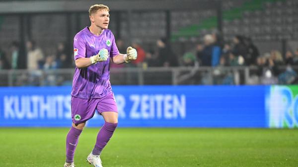 Kurz vor Ende der regulären Spielzeit verhindert der Fürther Schlussmann den Rückstand: Einen strammen Abschluss von Hendrix lenkt Prüfrock per starkem Reflex an den Pfostan. Aufatmen im Ronhof.